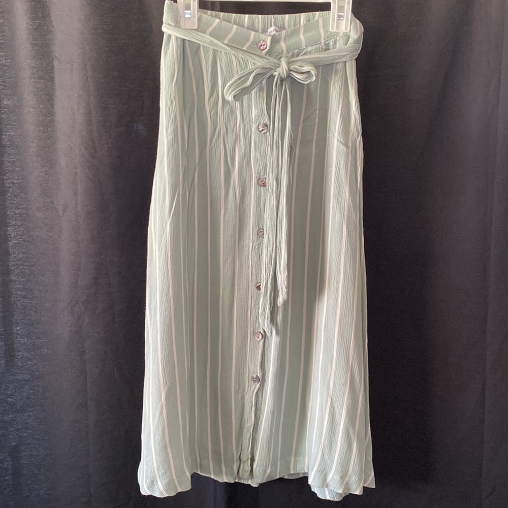 Matching crop top with skirt outfit - Picture 3 of 8